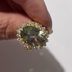 💍NWOT💍 Elegant Goldtone Ring with Green Gemstone